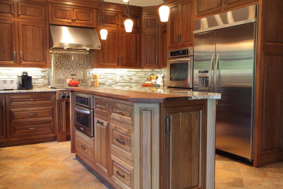 Kitchen - rustic kitchen idea in Toronto