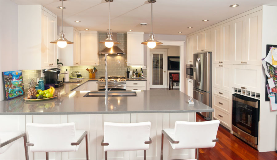 Example of a small transitional u-shaped dark wood floor eat-in kitchen design with an undermount sink, shaker cabinets, white cabinets, quartzite countertops, gray backsplash, glass tile backsplash, stainless steel appliances and a peninsula