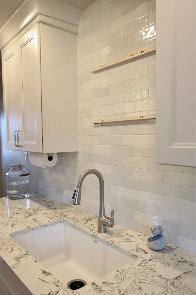 Example of a mid-sized eat-in kitchen design with white backsplash and ceramic backsplash