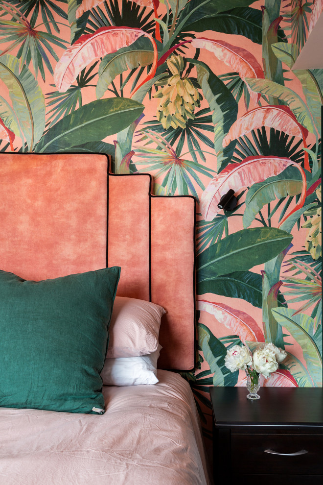 Стильный дизайн: хозяйская спальня среднего размера в морском стиле с розовыми стенами, ковровым покрытием, серым полом и обоями на стенах - последний тренд