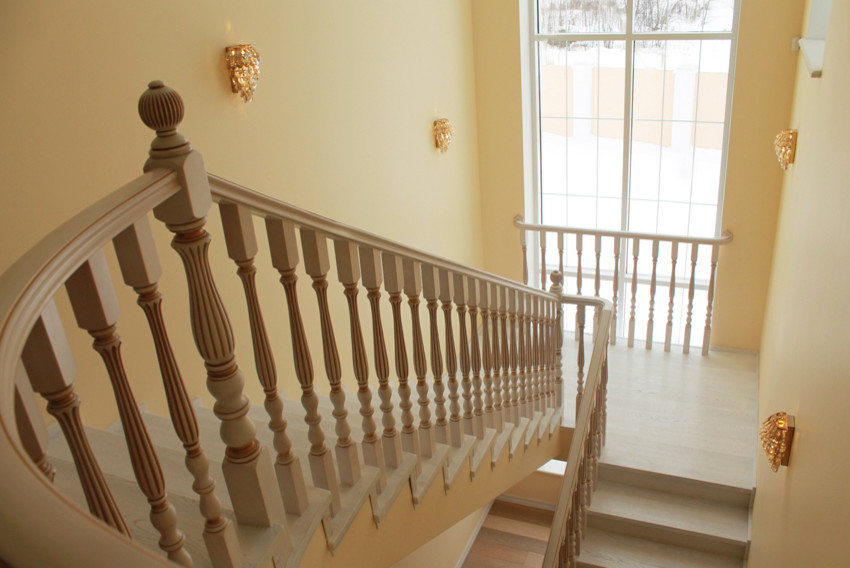 Лестница с классическими ограждениями