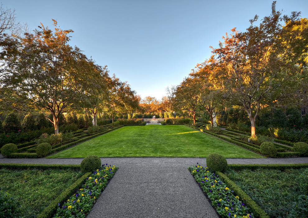 Design ideas for an expansive traditional formal garden in Dallas with gravel.