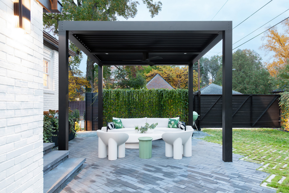 Ispirazione per un giardino tradizionale esposto a mezz'ombra dietro casa con pavimentazioni in pietra naturale e recinzione in legno