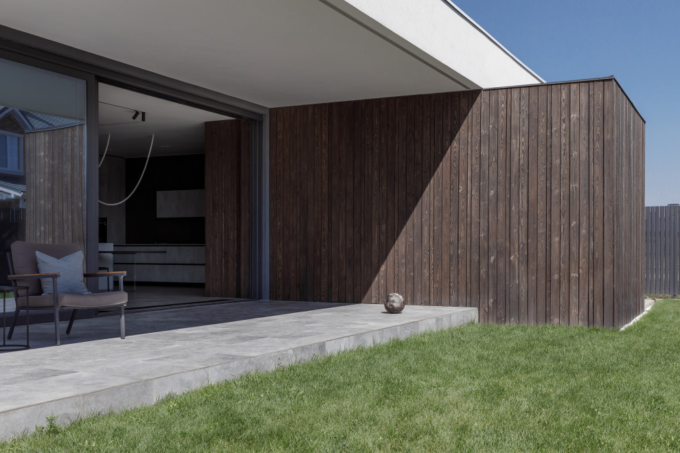Свежая идея для дизайна: одноэтажный частный загородный дом среднего размера в современном стиле - отличное фото интерьера