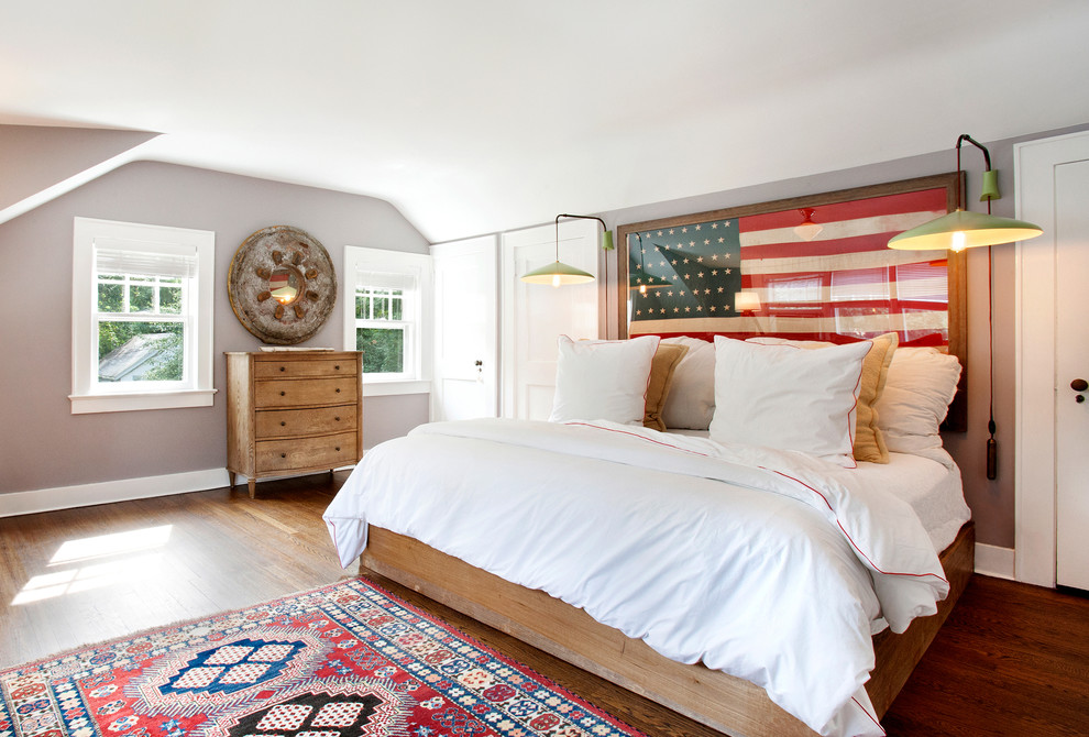Klassisches Schlafzimmer mit grauer Wandfarbe und braunem Holzboden in New York