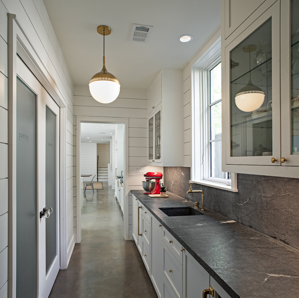 Transitional home design photo in Houston