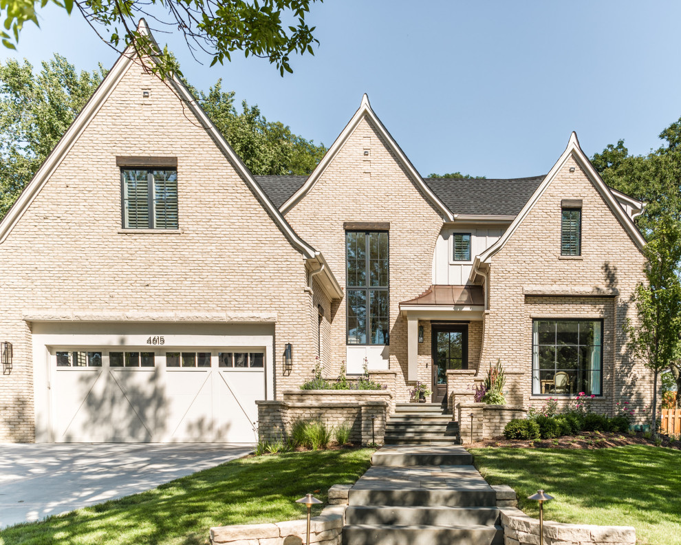 Example of a transitional home design design in Chicago