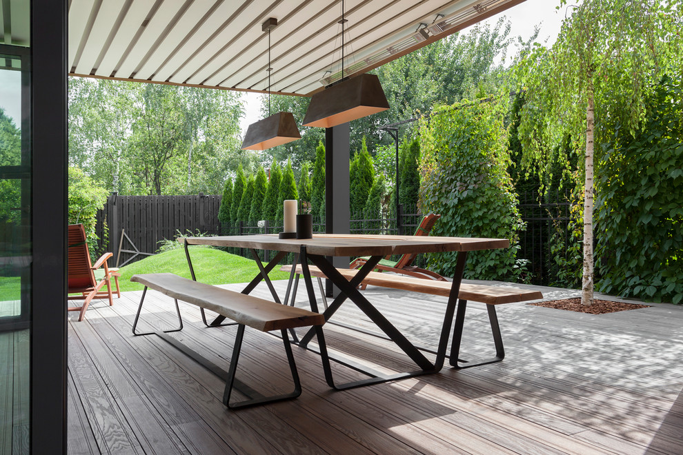 Photo of a contemporary backyard deck in Moscow.