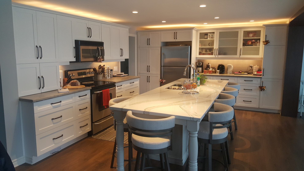 Transitional kitchen photo in Toronto