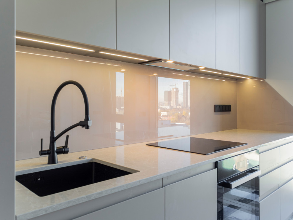 Большая стильная кухня в неоклассическом стиле в светлых тонах