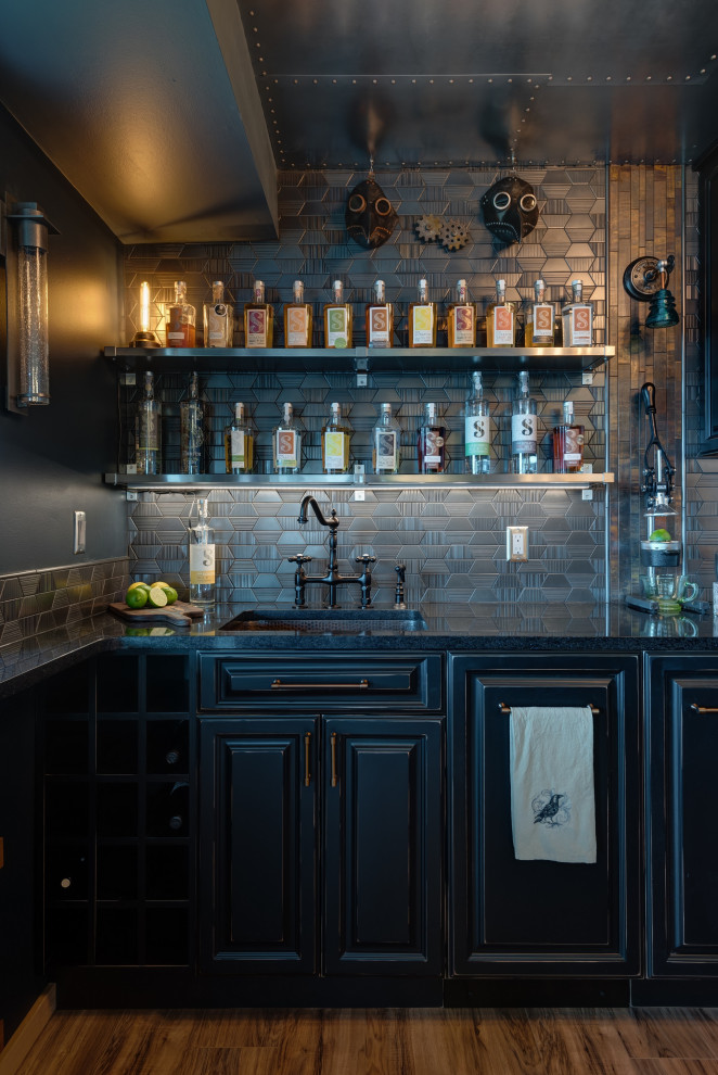 Свежая идея для дизайна: домашний бар в стиле фьюжн - отличное фото интерьера