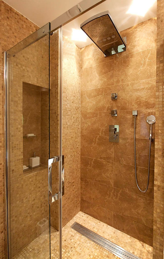 Источник вдохновения для домашнего уюта: ванная комната среднего размера с душем в нише, инсталляцией, коричневой плиткой, мраморной плиткой, коричневыми стенами, душевой кабиной, мраморной столешницей, коричневым полом, душем с раздвижными дверями, бежевой столешницей, зеркалом с подсветкой, тумбой под одну раковину и напольной тумбой