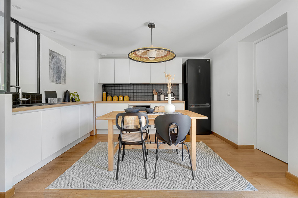 Cette image montre une salle à manger design.