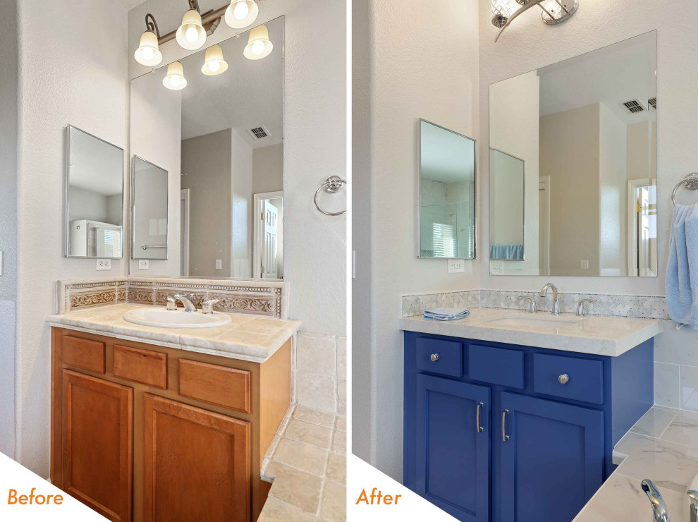 Exempel på ett modernt vit vitt en-suite badrum, med blå skåp, ett platsbyggt badkar, en hörndusch, vit kakel, porslinskakel, vita väggar, klinkergolv i porslin, ett undermonterad handfat, beiget golv och dusch med gångjärnsdörr