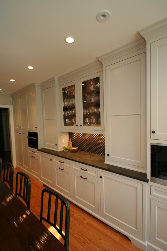 Example of a transitional home design design in Chicago