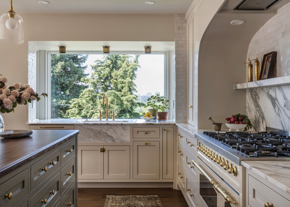 Kitchen - traditional kitchen idea in Seattle