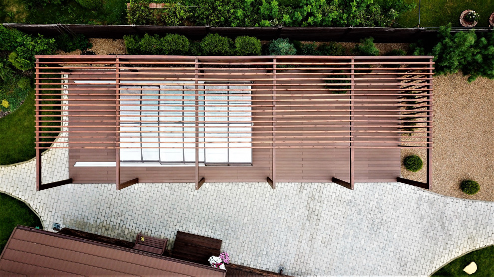 Терраса с бассейном и перголой