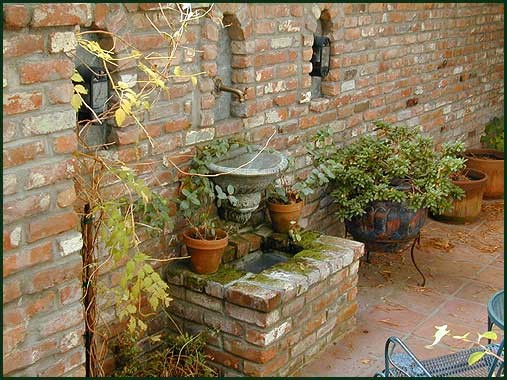 Brick water feature mediterran-garten