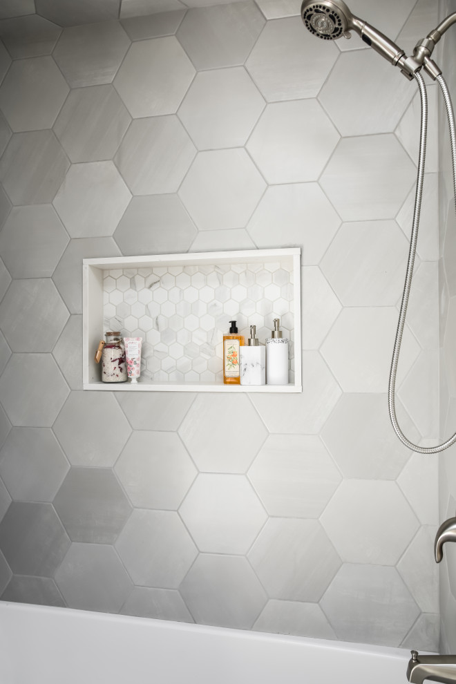 Example of a mid-sized mid-century modern kids' gray tile and porcelain tile porcelain tile, white floor and single-sink alcove bathtub design in Toronto with shaker cabinets, white cabinets, white walls, an undermount sink, quartz countertops, white countertops, a niche and a built-in vanity