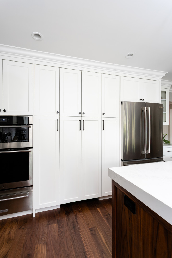 Kitchen - transitional kitchen idea in Vancouver