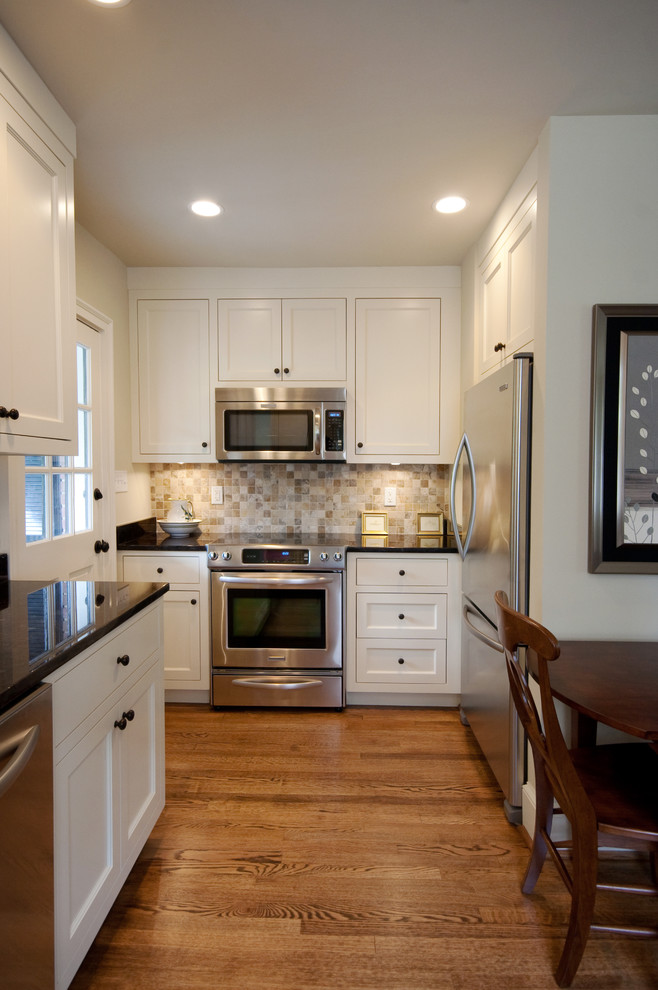 Inspiration for a traditional kitchen in Charleston with stainless steel appliances.