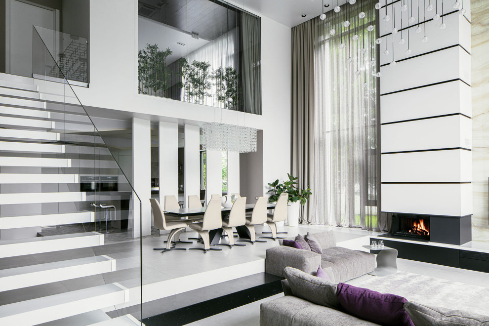 Большой красивый белый дом