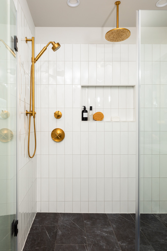 Exempel på ett mellanstort retro grå grått en-suite badrum, med släta luckor, bruna skåp, en dusch i en alkov, en toalettstol med separat cisternkåpa, keramikplattor, vita väggar, klinkergolv i porslin, ett undermonterad handfat, bänkskiva i kvarts, svart golv, dusch med gångjärnsdörr och vit kakel
