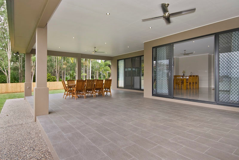 Design ideas for a contemporary side yard patio in Cairns.