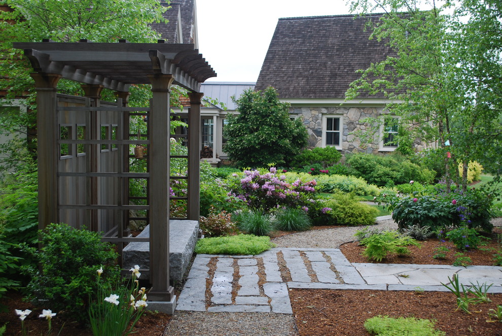 Traditional backyard garden in Boston with gravel.