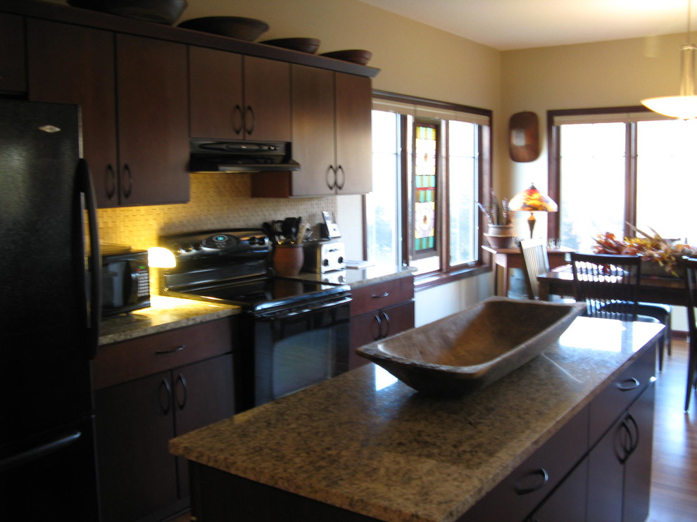 Kitchen - transitional kitchen idea in Milwaukee