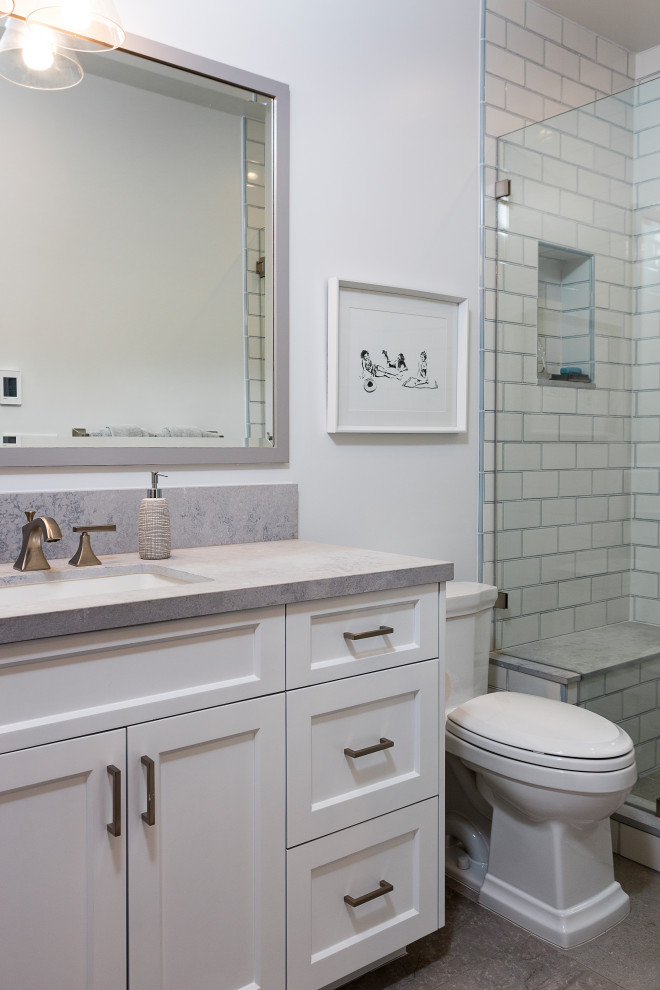 Exempel på ett mellanstort maritimt grå grått badrum med dusch, med skåp i shakerstil, vita skåp, en öppen dusch, en toalettstol med separat cisternkåpa, grå väggar, klinkergolv i porslin, ett undermonterad handfat, bänkskiva i kvarts, grått golv och dusch med gångjärnsdörr