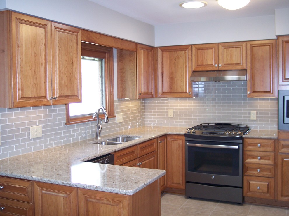 Example of a transitional home design design in Columbus