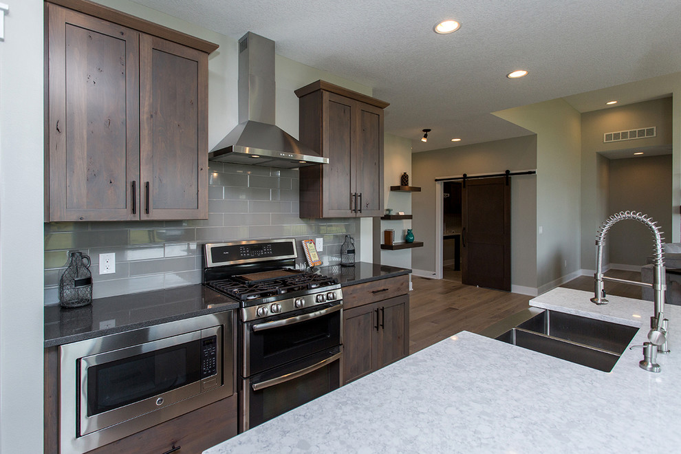 Kitchen - transitional kitchen idea