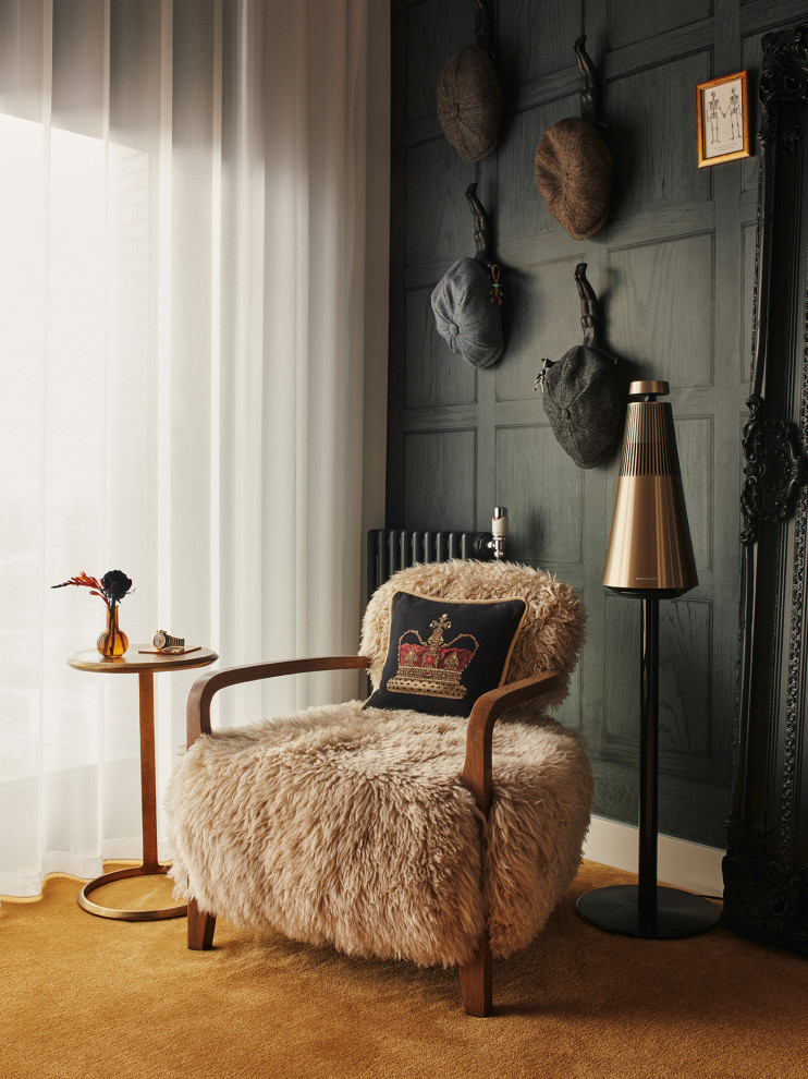 Kleines Eklektisches Schlafzimmer mit schwarzer Wandfarbe, gelbem Boden und Wandpaneelen in London