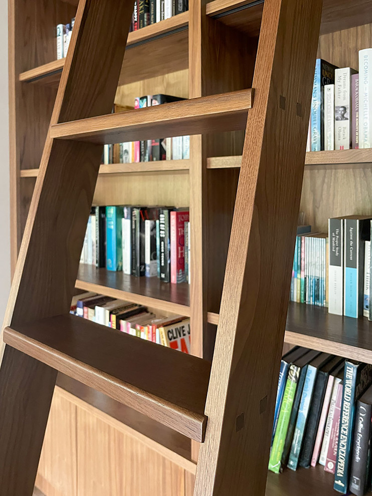 Diseño de biblioteca en casa retro de tamaño medio con machihembrado