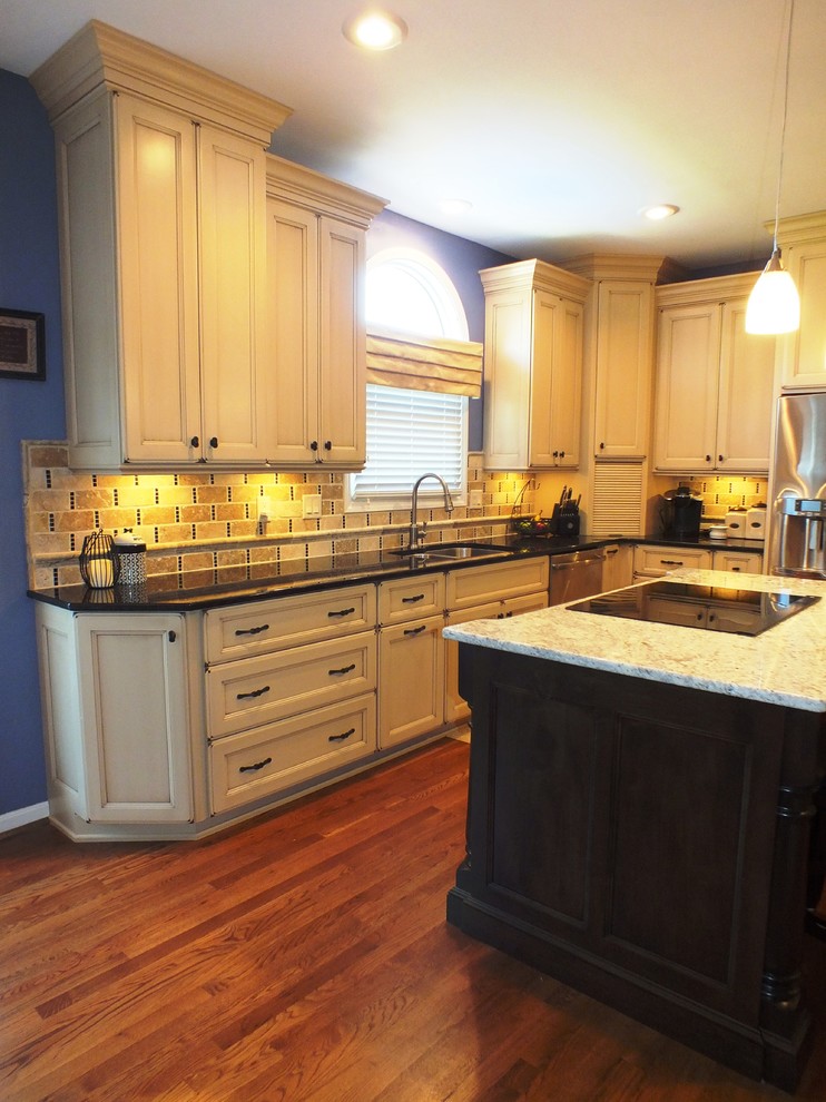 Kitchen - transitional kitchen idea in Cincinnati