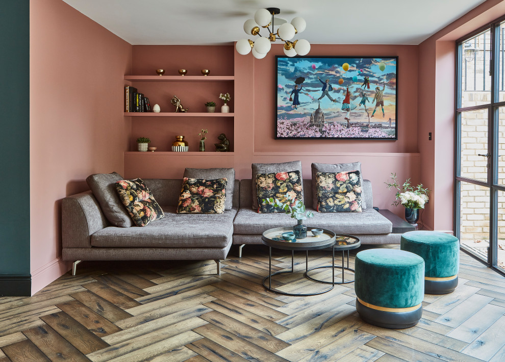 Пример оригинального дизайна: открытая гостиная комната в современном стиле с оранжевыми стенами, темным паркетным полом, телевизором на стене, коричневым полом, деревянными стенами и акцентной стеной