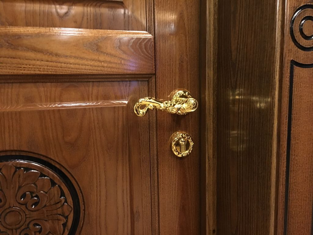 Классические двери из массива дуба