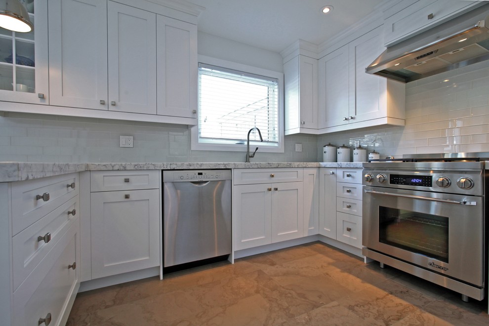 Kitchen - transitional kitchen idea in Toronto
