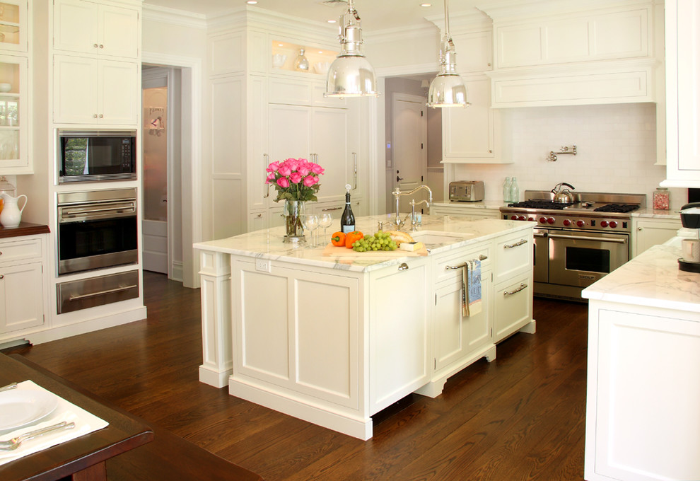 Kitchen - transitional kitchen idea in New York