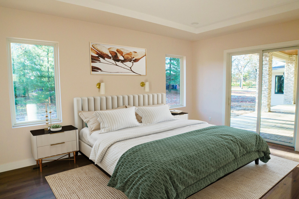 Réalisation d'une grande chambre parentale beige et blanche design avec un mur blanc, un sol en vinyl, un sol marron et un plafond décaissé.