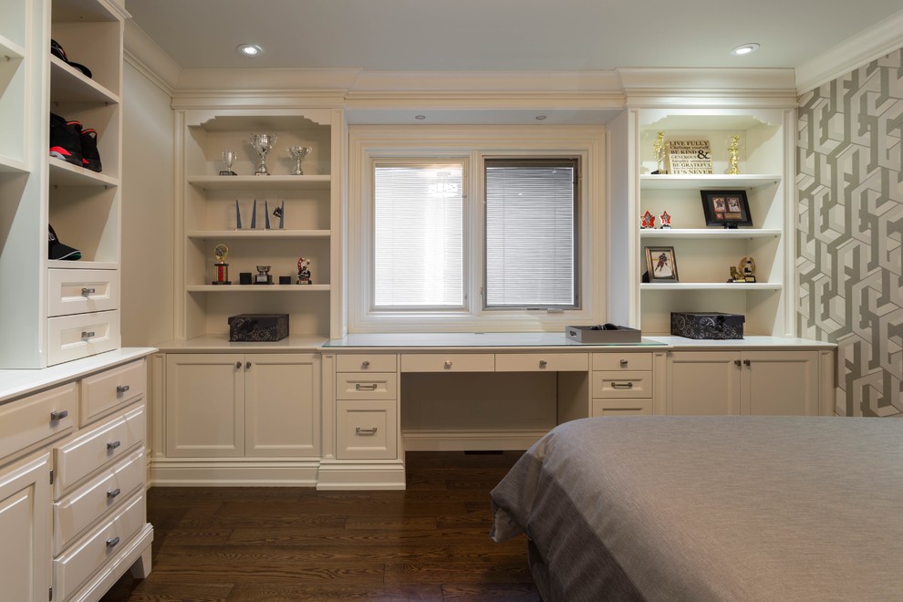 Example of a transitional home design design in Toronto