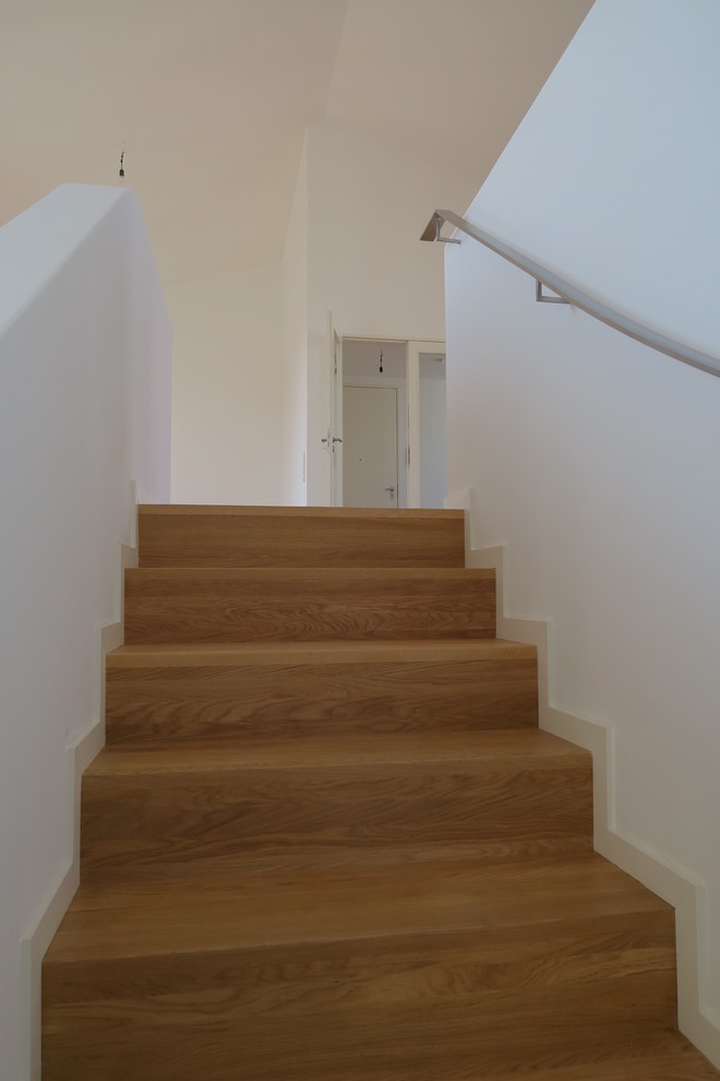 Gewendelte, Große Moderne Holztreppe mit Holz-Setzstufen in Berlin