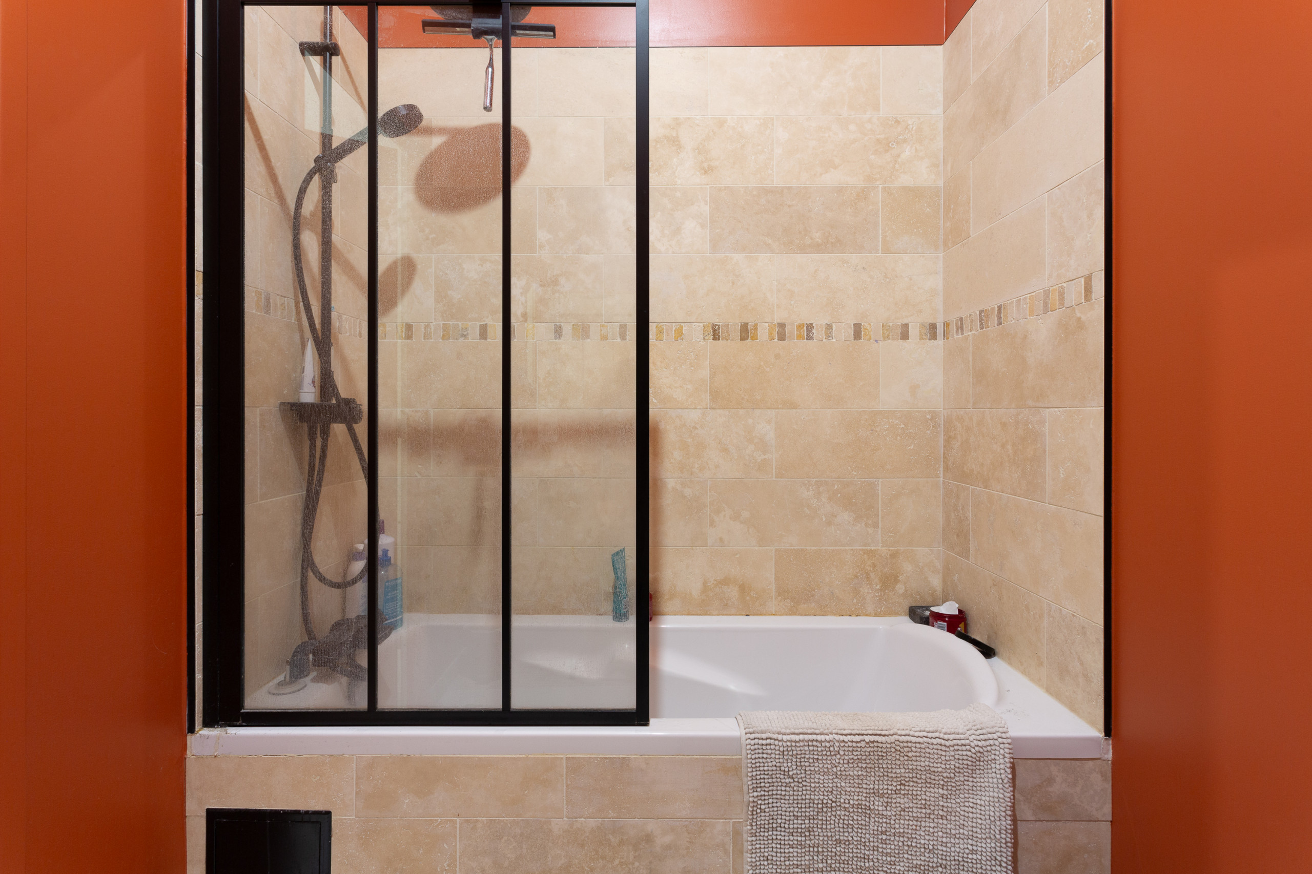 Une salle de bain Mondrian : quand la conception sublime l’existant