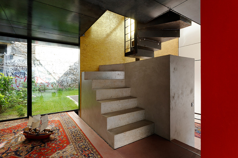 Inspiration for a mid-sized industrial concrete curved staircase in Paris with concrete risers.