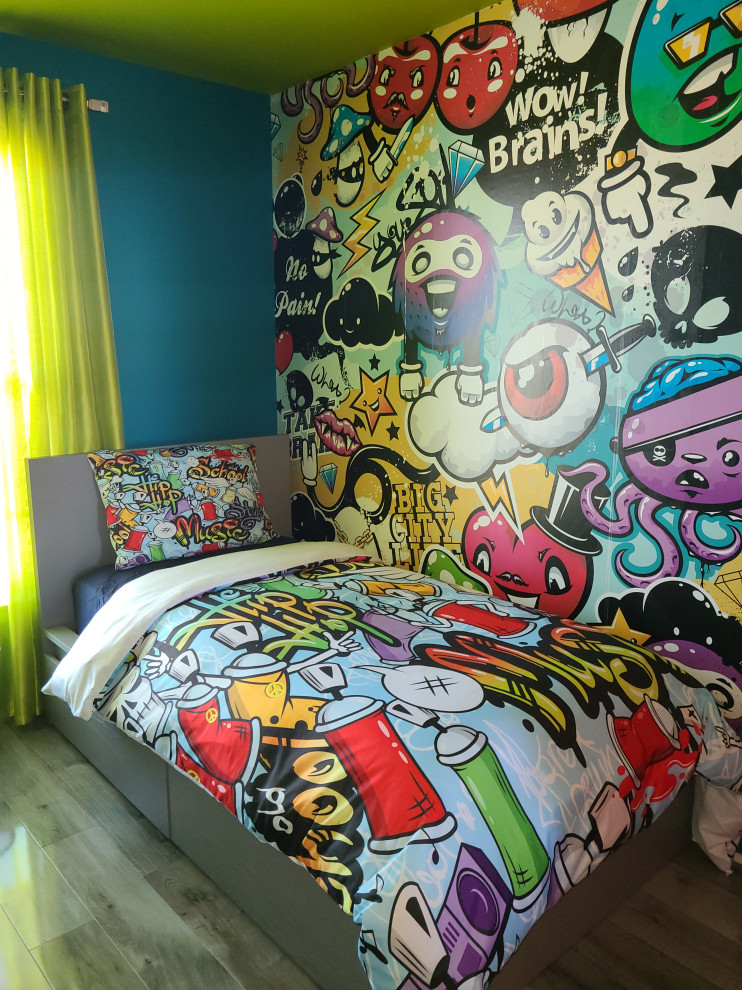 Idee per una piccola camera da letto minimalista con pareti multicolore, pavimento in laminato, pavimento grigio e carta da parati