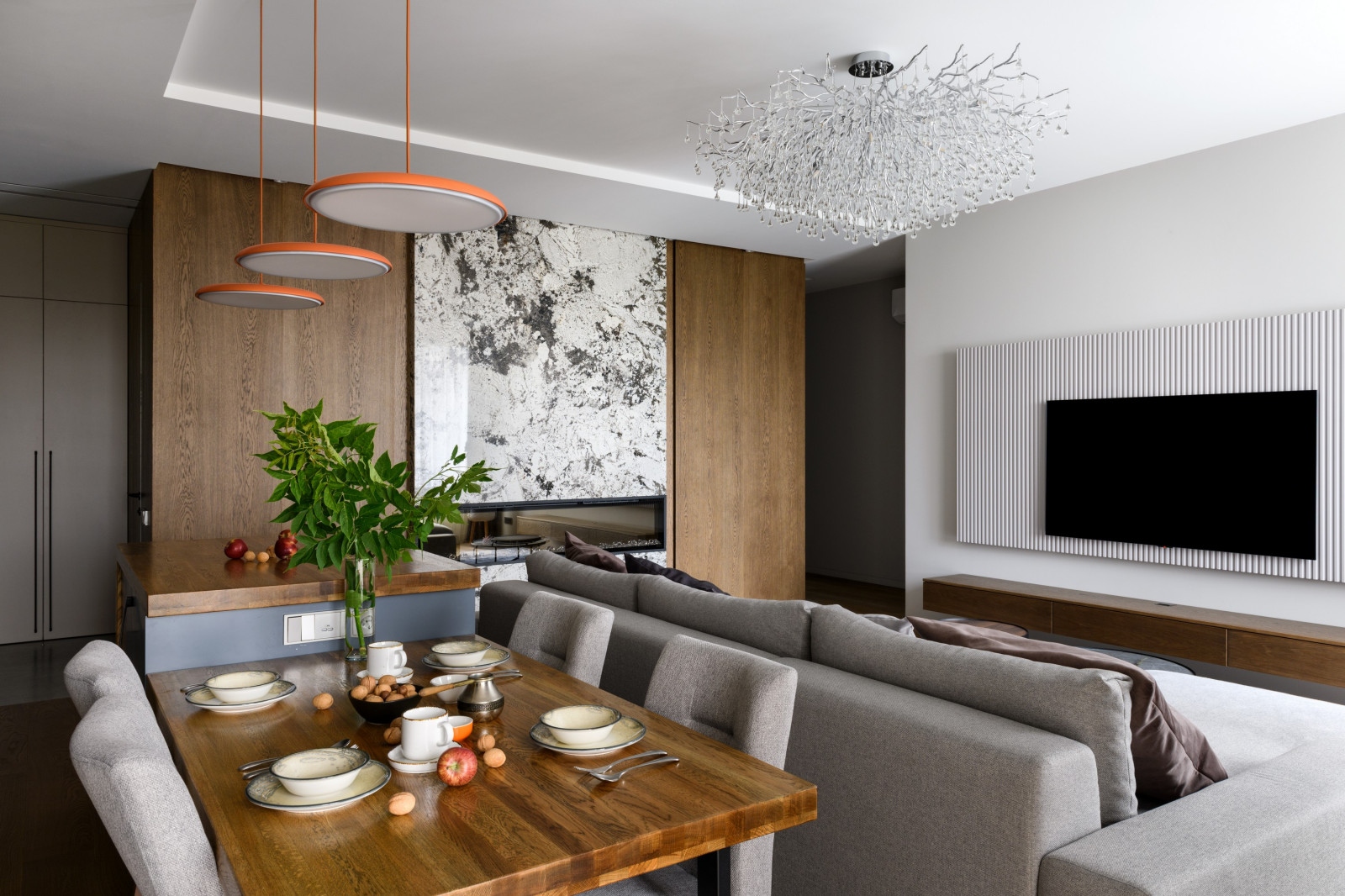 Натуральные материалы в интерьере трехкомнатной квартиры