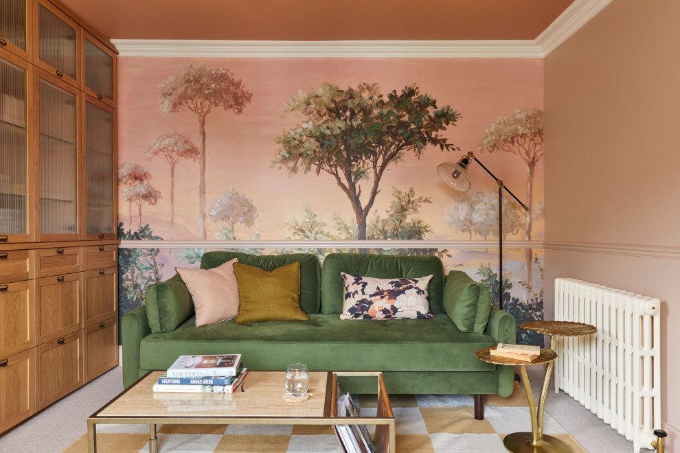 Diseño de despacho bohemio con paredes multicolor, moqueta, suelo gris y papel pintado