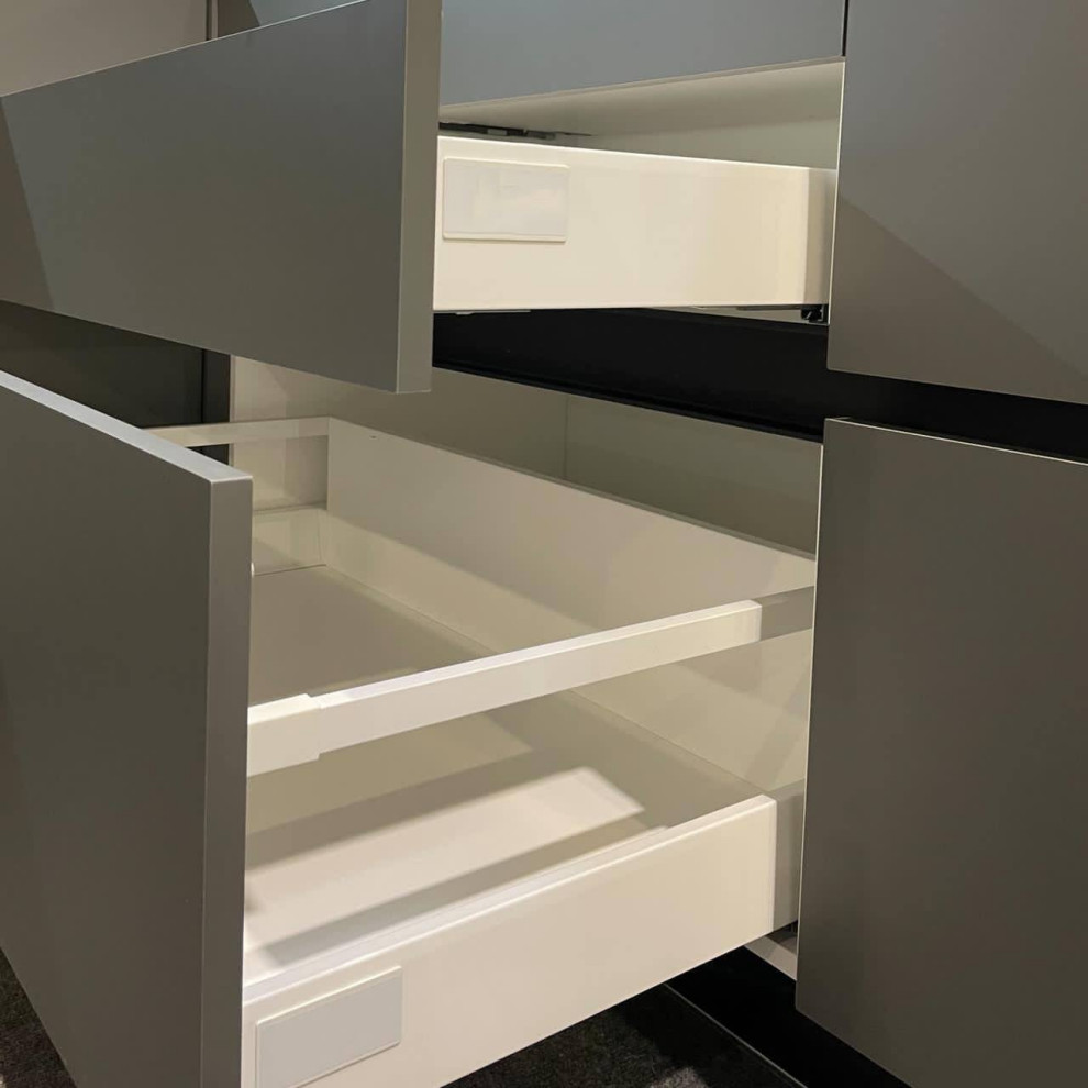 Современная кухня с антресолями и столешницей из искусственного камня