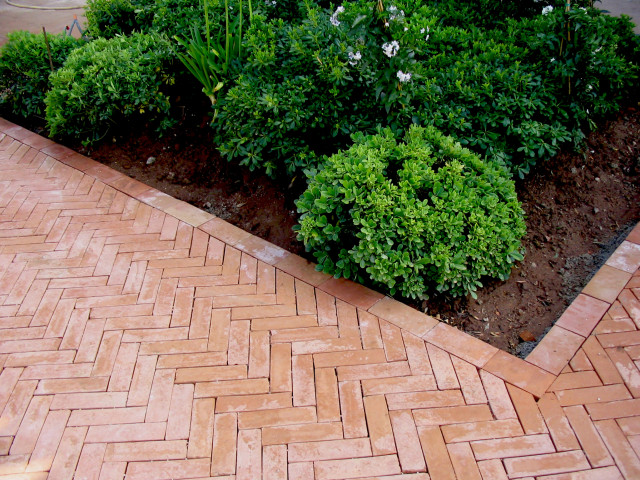 Terrasse en briquettes de terre cuite posées en chevrons - Beach Style